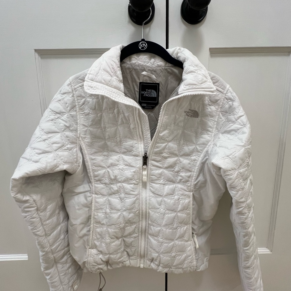 Quilted women’s northface jacket in white.